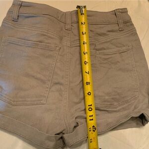 Great condition RSQ size 26 beige shorts.